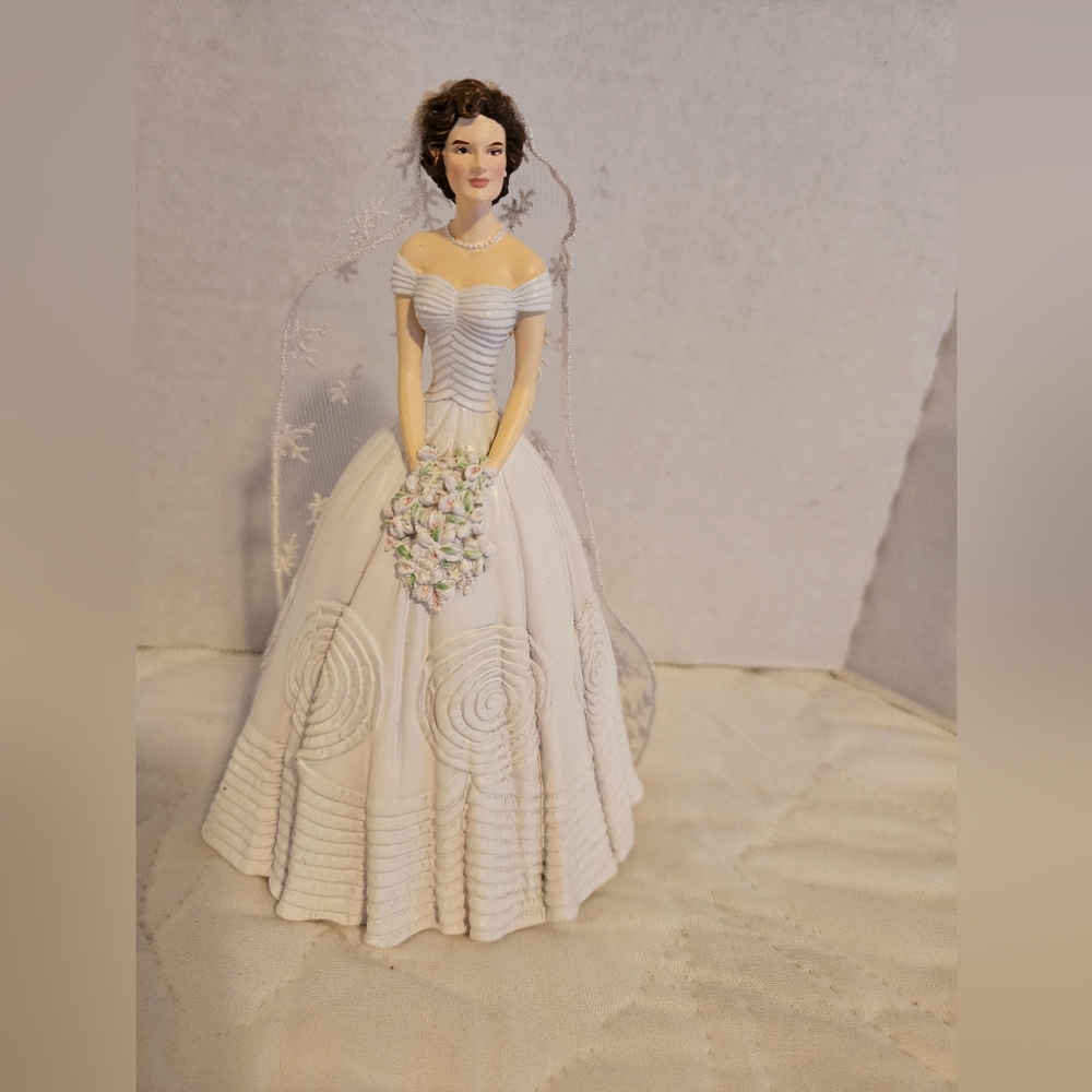 JACKIE KENNEDY-GRACEFUL FOR A OCCASION